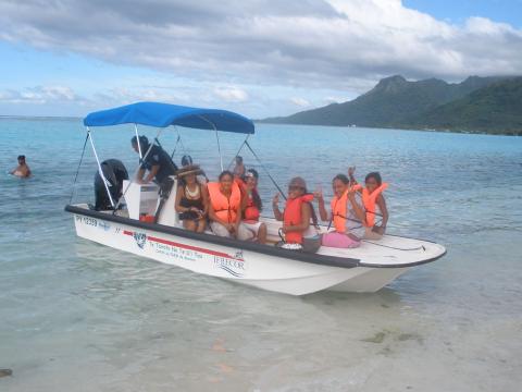 Enfants avec gilets de sauvetage à bord du bateau de l'association